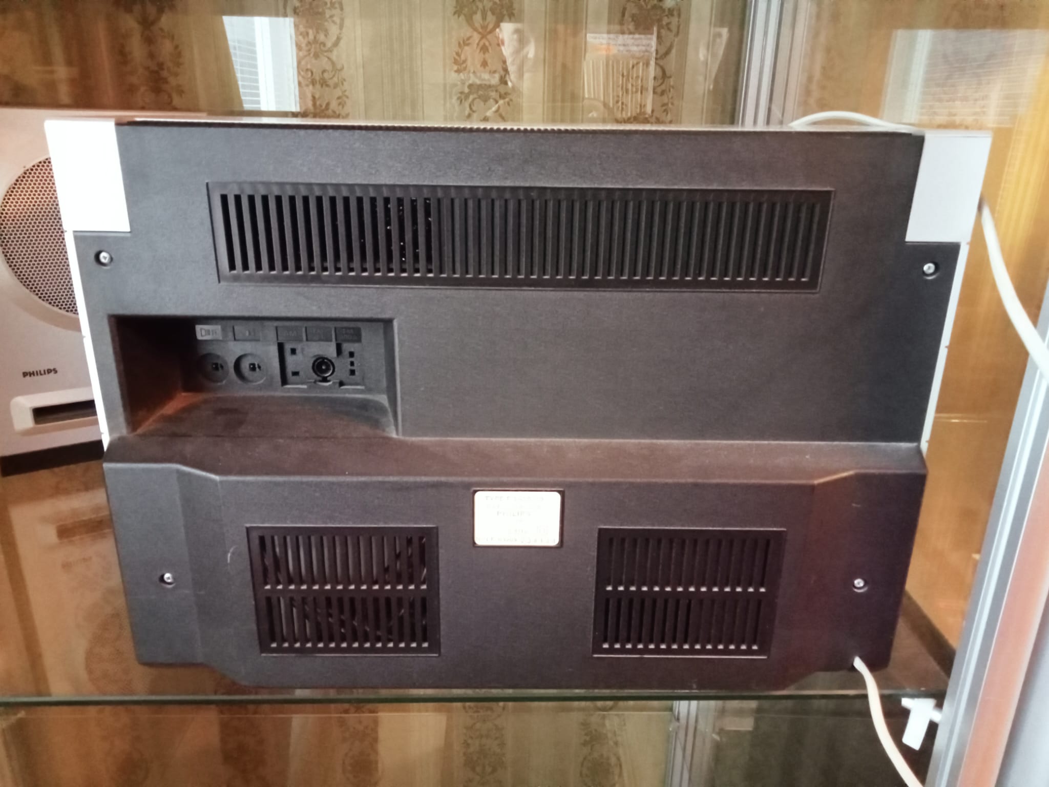 Philips F1420/30 ja kaiuttimet Philips F1420/30 ja kaiuttimet