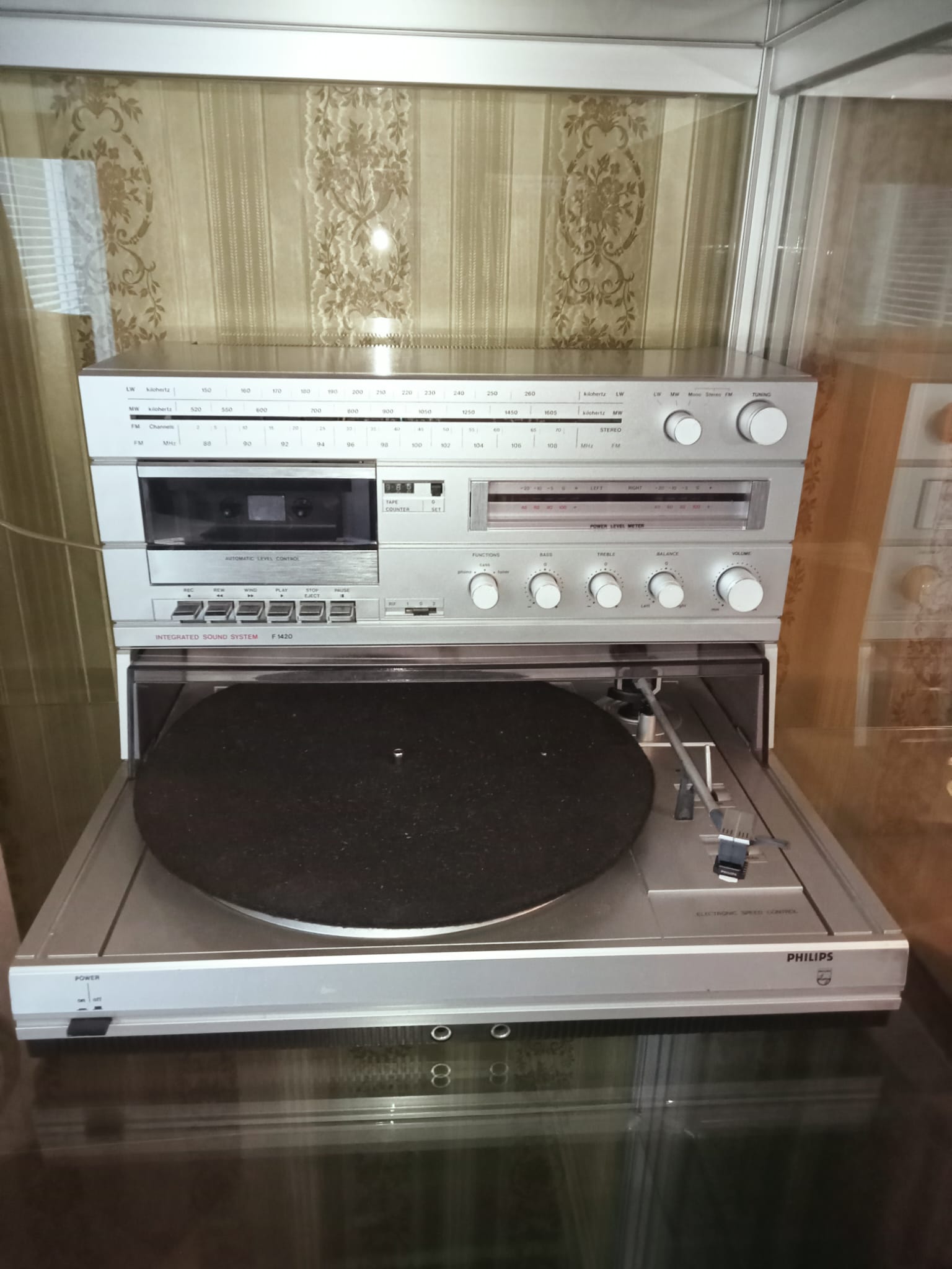 Philips F1420/30 ja kaiuttimet Philips F1420/30 ja kaiuttimet