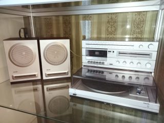 Philips F1420/30 ja kaiuttimet Philips F1420/30 ja kaiuttimet