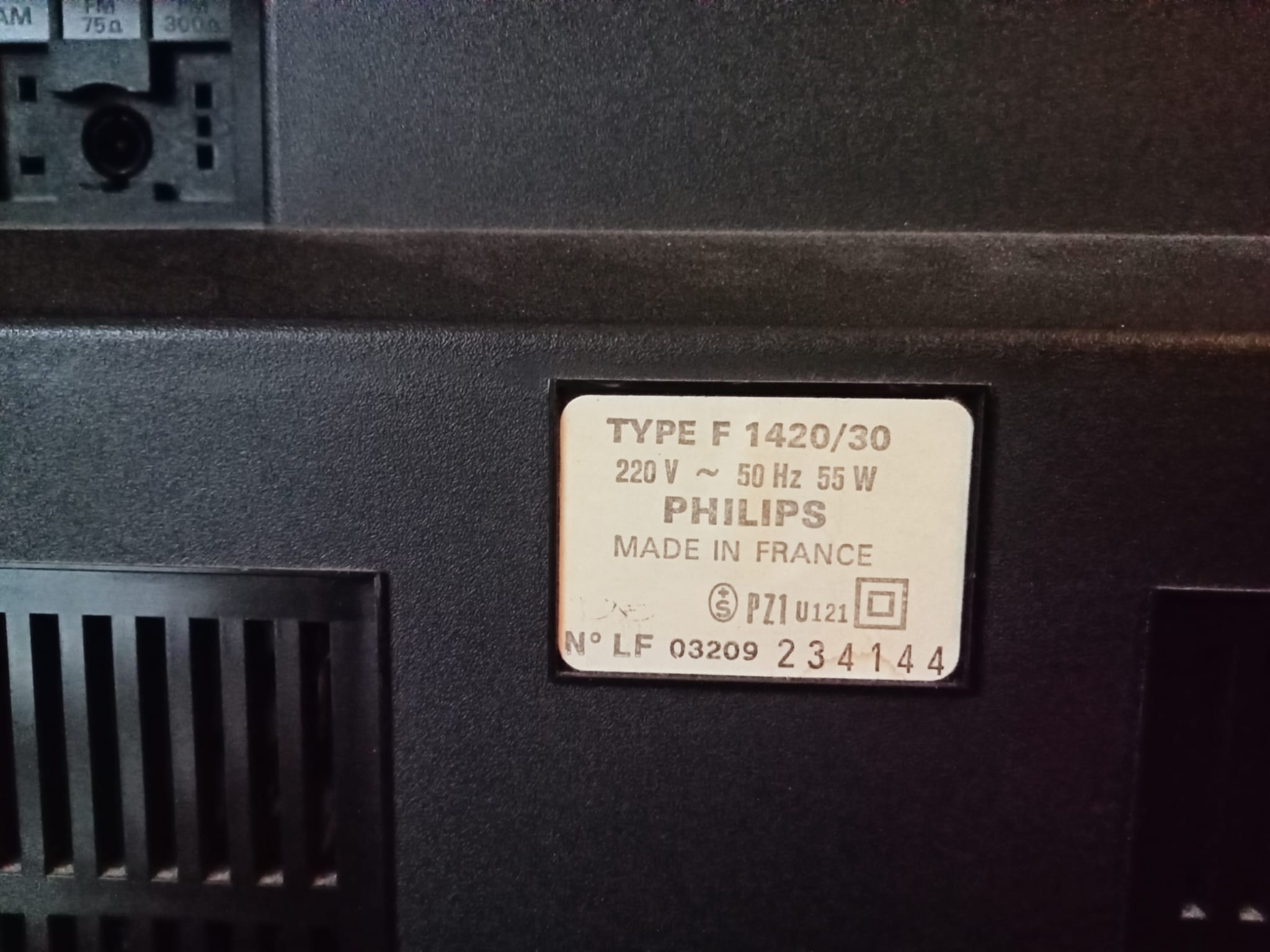 Philips F1420/30 ja kaiuttimet Philips F1420/30 ja kaiuttimet