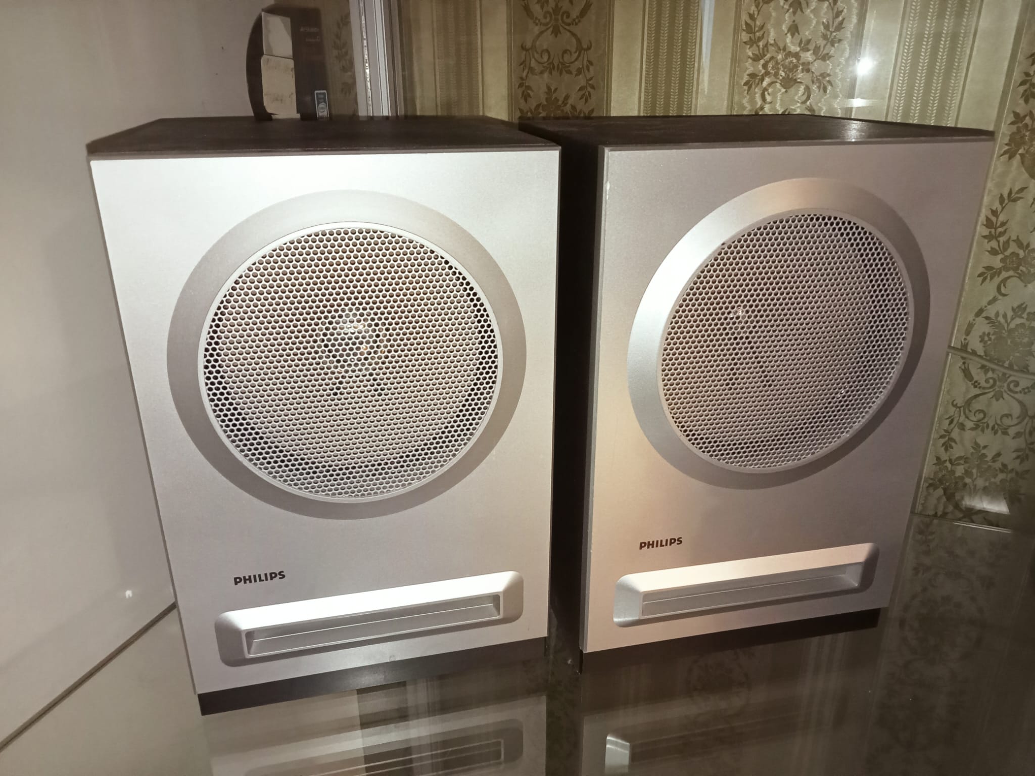 Philips F1420/30 ja kaiuttimet Philips F1420/30 ja kaiuttimet